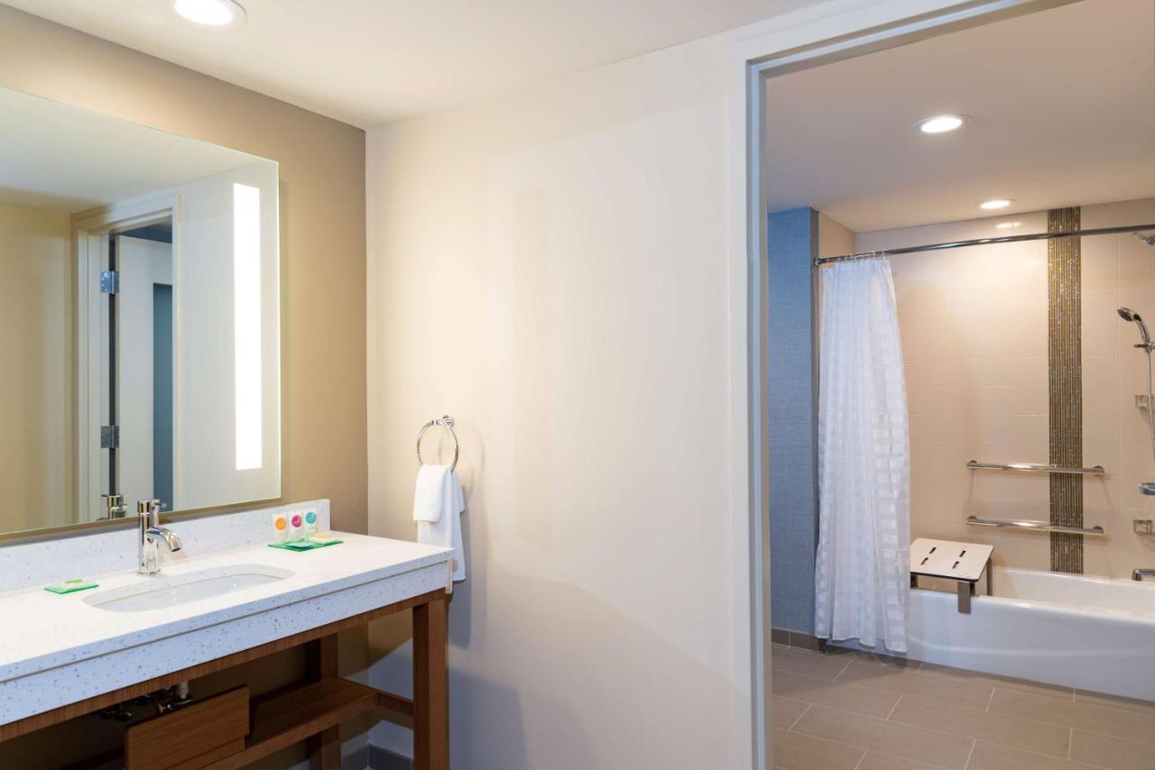 Hyatt Place Flint/Grand Blanc Bagian luar foto